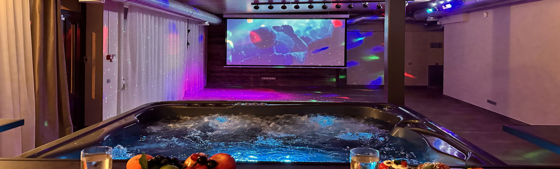 Sunday - Thursday 19:00-10:00 160 euros for up to 4 guests. From 5th +25 euros. Friday, Saturday 400 euros for up to 14 guests. Spa pool, 4m screen, sauna, grill, hookah